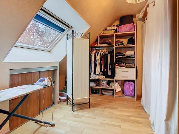 Belle maison traditionnelle bretonne dans un environnement paisible