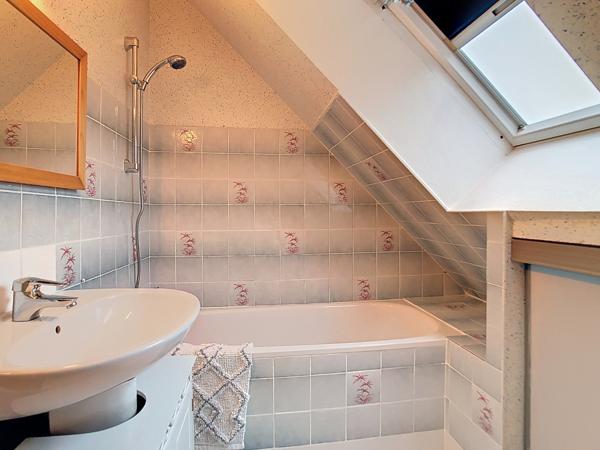 Belle maison traditionnelle bretonne dans un environnement paisible