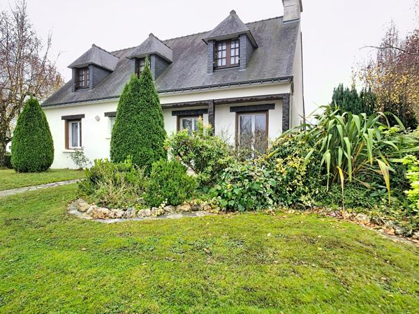 Belle maison traditionnelle bretonne dans un environnement paisible