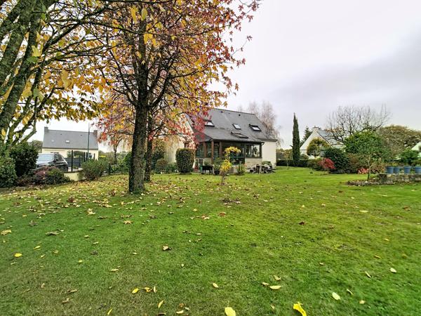 Belle maison traditionnelle bretonne dans un environnement paisible