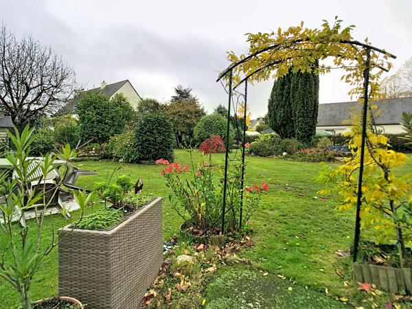 Belle maison traditionnelle bretonne dans un environnement paisible