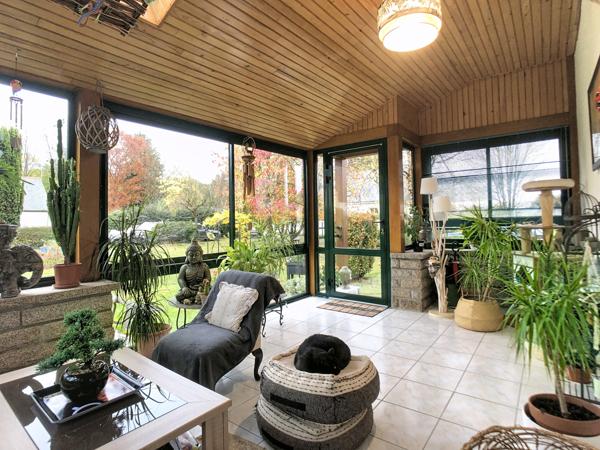 Belle maison traditionnelle bretonne dans un environnement paisible