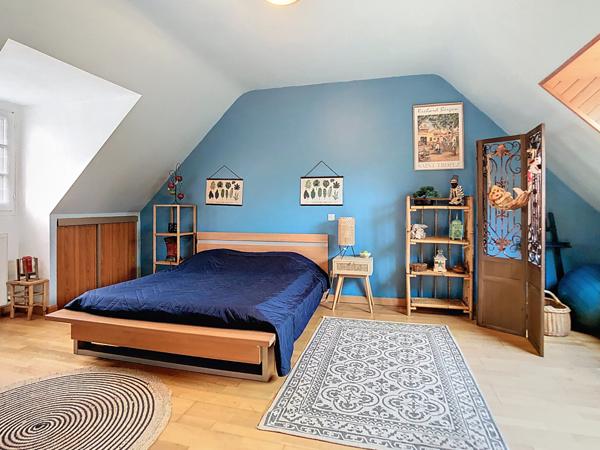 Belle maison traditionnelle bretonne dans un environnement paisible