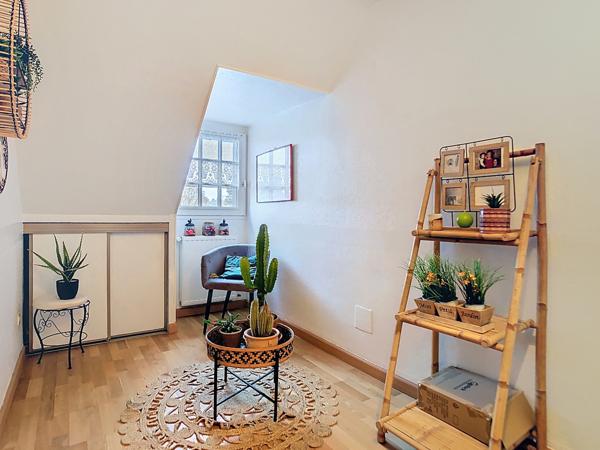 Belle maison traditionnelle bretonne dans un environnement paisible