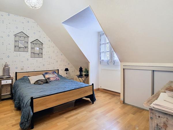 Belle maison traditionnelle bretonne dans un environnement paisible