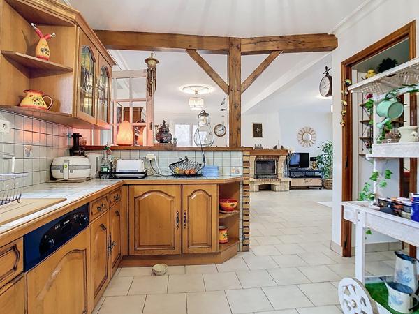 Belle maison traditionnelle bretonne dans un environnement paisible