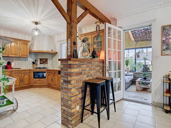 Belle maison traditionnelle bretonne dans un environnement paisible