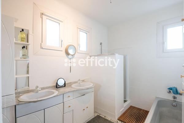 Maison
         6 pièces
        - 178 m² 448 000 € *