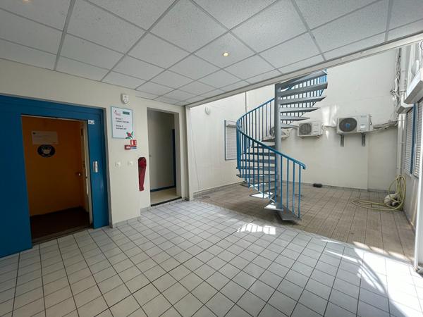 Location local commercial Fort-de-France - 27 m² - 535 €/mois