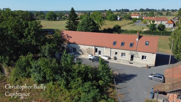 Longère bourbonnaise récemment rénovée, 5 chambres, proche des commodités.