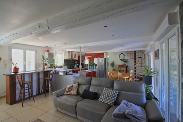 Longère bourbonnaise récemment rénovée, 5 chambres, proche des commodités.