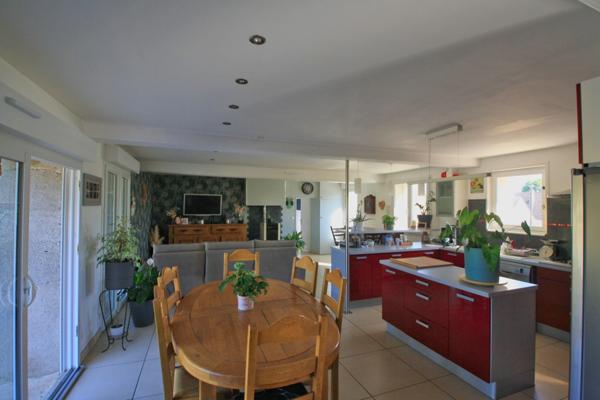 Longère bourbonnaise récemment rénovée, 5 chambres, proche des commodités.