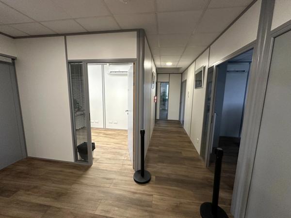 Bureaux à louer CHASSE SUR RHONE (38), bureaux de 36m², en 3 bureaux de 12m2 chacun, à louer dans centre médical avec du stationnement et une très belle visibilité