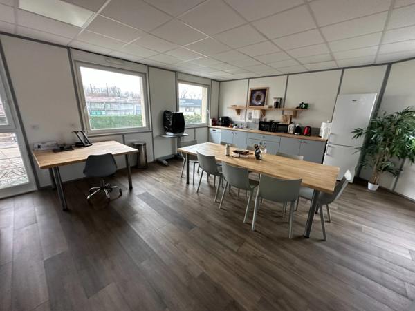 Bureaux à louer CHASSE SUR RHONE (38), bureaux de 36m², en 3 bureaux de 12m2 chacun, à louer dans centre médical avec du stationnement et une très belle visibilité