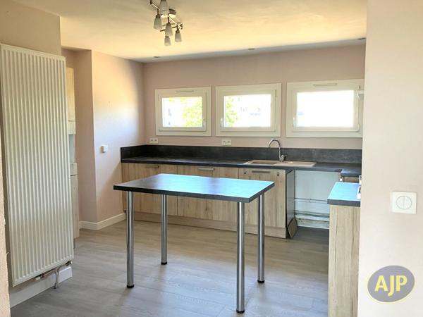 Appartement à louer Libourne : 4 pièces, 75m² avec 3 chambre(s) à 895€ - AJP Immobilier Saint Andre de Cubzac