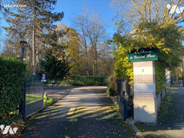 APPARTEMENT DONNANT SUR PARC