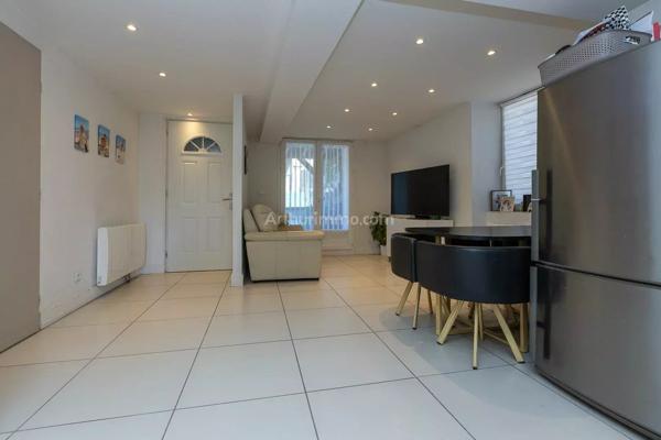 Vente                                                      Appartement
                        
                     3 pièces                      64 m2                     à Vasselin