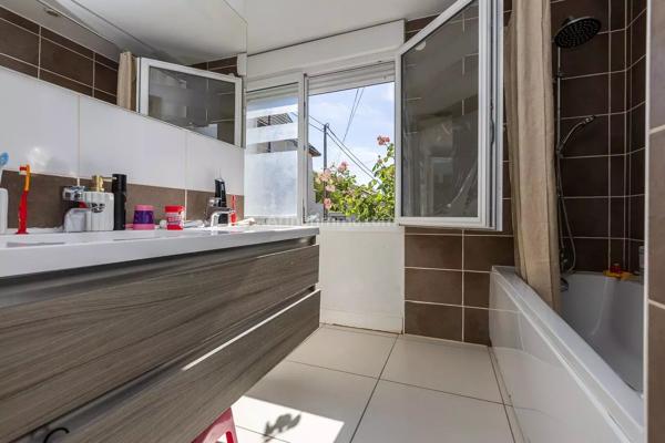 Vente                                                      Appartement
                        
                     3 pièces                      64 m2                     à Vasselin