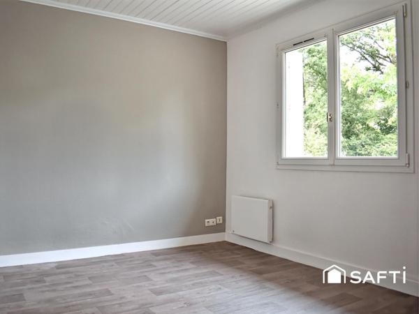 Deux maisons plain-pied avec garages et terrain