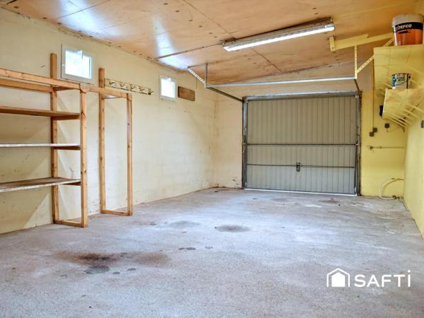 Deux maisons plain-pied avec garages et terrain