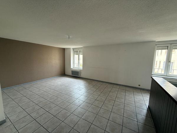 APPARTEMENT AVEC UNE CHAMBRE ET UN BUREAU A CARCASSONNE