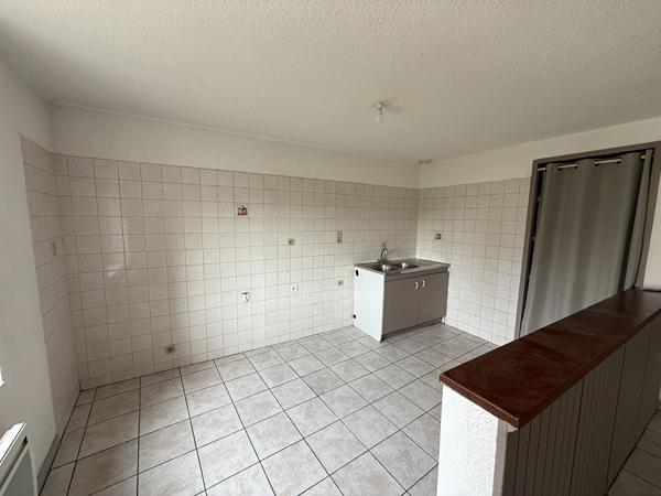 APPARTEMENT AVEC UNE CHAMBRE ET UN BUREAU A CARCASSONNE