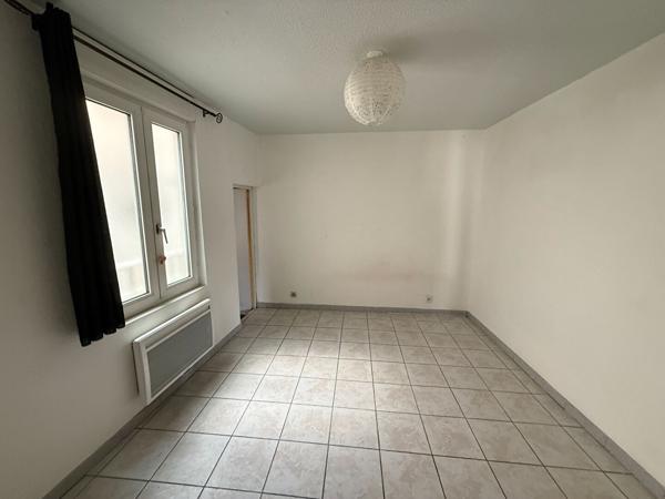 APPARTEMENT AVEC UNE CHAMBRE ET UN BUREAU A CARCASSONNE