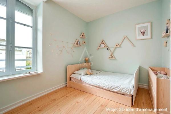 Maison de ville rénovée, surface de 152 m² sur un terrain de 193 m²-avec 5 chambres, cuisine A/E , grand salon expo sud avec cheminée,  quartier Bonabry - Fougères .