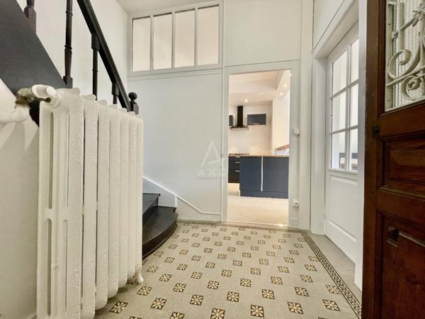 Maison de ville rénovée, surface de 152 m² sur un terrain de 193 m²-avec 5 chambres, cuisine A/E , grand salon expo sud avec cheminée,  quartier Bonabry - Fougères .