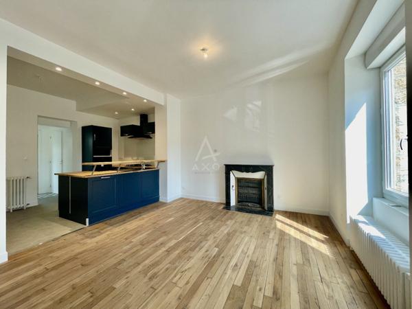 Maison de ville rénovée, surface de 152 m² sur un terrain de 193 m²-avec 5 chambres, cuisine A/E , grand salon expo sud avec cheminée,  quartier Bonabry - Fougères .