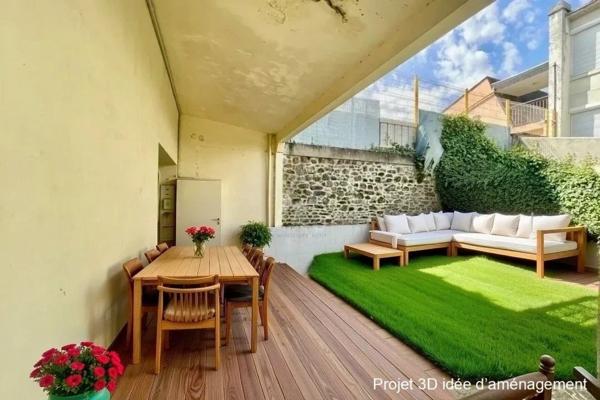 Maison de ville rénovée, surface de 152 m² sur un terrain de 193 m²-avec 5 chambres, cuisine A/E , grand salon expo sud avec cheminée,  quartier Bonabry - Fougères .