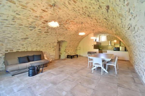 Propriété en pierre de 180 m² habitables sur 22 000 m² de terrain, vue dominante.