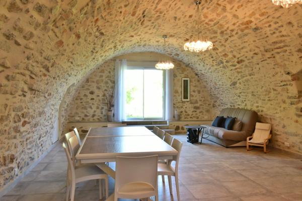 Propriété en pierre de 180 m² habitables sur 22 000 m² de terrain, vue dominante.