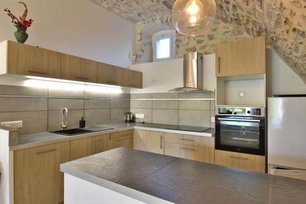 Propriété en pierre de 180 m² habitables sur 22 000 m² de terrain, vue dominante.