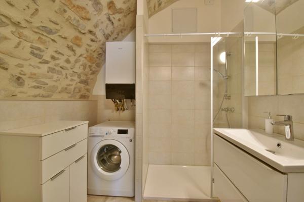 Propriété en pierre de 180 m² habitables sur 22 000 m² de terrain, vue dominante.