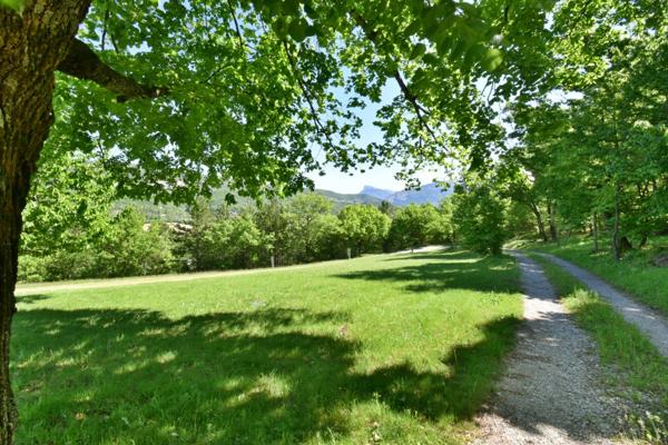 Propriété en pierre de 180 m² habitables sur 22 000 m² de terrain, vue dominante.