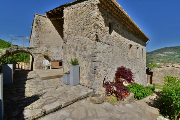 Propriété en pierre de 180 m² habitables sur 22 000 m² de terrain, vue dominante.