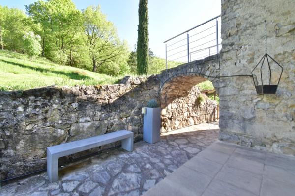 Propriété en pierre de 180 m² habitables sur 22 000 m² de terrain, vue dominante.