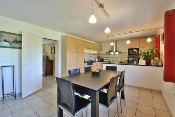 Propriété en pierre de 180 m² habitables sur 22 000 m² de terrain, vue dominante.