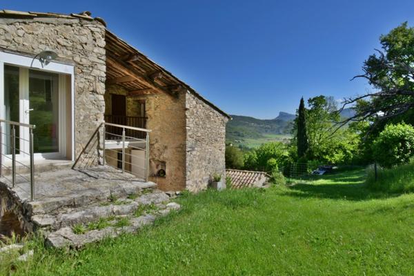 Propriété en pierre de 180 m² habitables sur 22 000 m² de terrain, vue dominante.