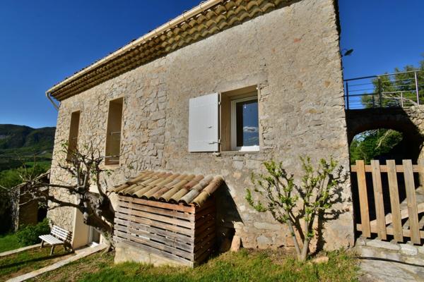 Propriété en pierre de 180 m² habitables sur 22 000 m² de terrain, vue dominante.