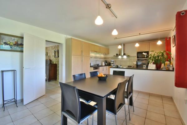 Propriété en pierre de 180 m² habitables sur 22 000 m² de terrain, vue dominante.