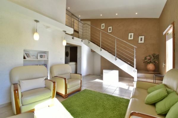 Propriété en pierre de 180 m² habitables sur 22 000 m² de terrain, vue dominante.