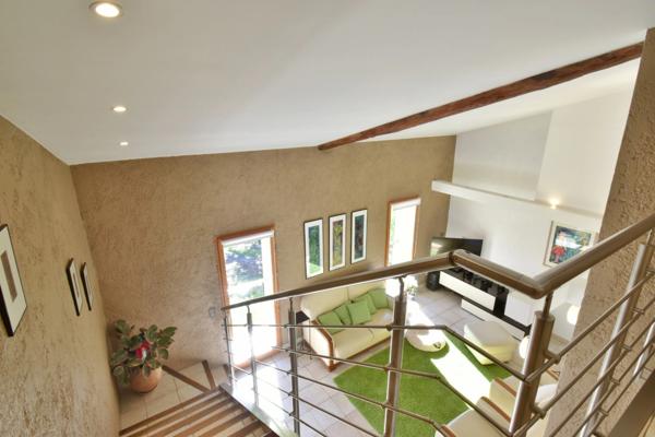 Propriété en pierre de 180 m² habitables sur 22 000 m² de terrain, vue dominante.