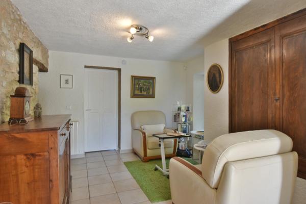 Propriété en pierre de 180 m² habitables sur 22 000 m² de terrain, vue dominante.