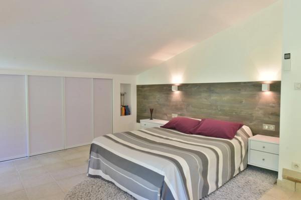 Propriété en pierre de 180 m² habitables sur 22 000 m² de terrain, vue dominante.