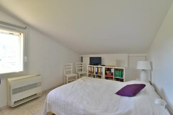 Propriété en pierre de 180 m² habitables sur 22 000 m² de terrain, vue dominante.