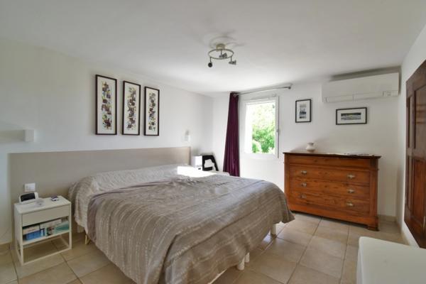 Propriété en pierre de 180 m² habitables sur 22 000 m² de terrain, vue dominante.