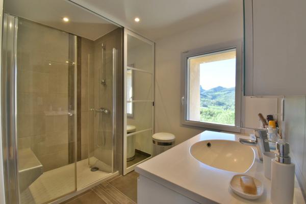 Propriété en pierre de 180 m² habitables sur 22 000 m² de terrain, vue dominante.