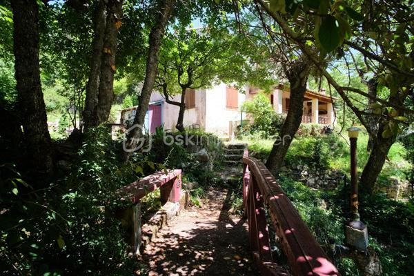 Certaines propriétés se visitent.

D'autres racontent une histoire dès l'ouverture du portail.

À 1 000 mètres d'altitude, dans un environnement naturel préservé et au calme absolu, découvrez cette chaleureuse maison familiale d'environ 110 m² nichée au cœur d'un magnifique terrain clos de 1 333 m².

Ici, la nature est omniprésente.

Le jardin, véritable écrin de verdure, déploie ses différents univers au fil des saisons : arbres fruitiers, cerisiers, ginkgo biloba, massifs fleuris, allées ombragées et espaces de détente composent un cadre rare où le temps semble ralentir.

Au centre de cette oasis, un bassin d'agrément bordé de végétation et traversé par un charmant petit pont apporte une touche de poésie qui rend ce lieu véritablement unique.

La maison, construite en 1975 sur vide sanitaire, séduit par sa qualité de construction et son ambiance chaleureuse.

Le rez-de-chaussée accueille une vaste pièce de vie réunissant salon, salle à manger et cuisine ouverte dans un esprit convivial. Une superbe cheminée traditionnelle ainsi qu'un poêle à bois invitent aux longues soirées d'hiver face aux flammes.

Le demi-palier comprend une entrée, un placard de rangement, un WC indépendant et une salle d'eau avec douche.

À l'étage, trois chambres lumineuses offrent de belles vues sur la nature environnante. Une spacieuse salle de bains avec baignoire, double vasque et WC complète l'espace nuit.

Les prestations comprennent notamment :

• Double vitrage sur menuiseries bois
• Volets sur l'ensemble des ouvertures
• Chauffage par poêle à bois et convecteurs électriques
• Chauffe-eau de 200 litres
• Terrasse exposée sud avec vue sur les montagnes
• Terrasse au nord pour profiter de la fraîcheur estivale
• Cave / atelier de belle hauteur permettant de circuler debout
• Cabanon indépendant d'environ 15 à 20 m²
• Fibre en bordure de propriété

Sans aucun vis-à-vis, cette propriété offre une intimité devenue rare. Depuis le jardin comme depuis les terrasses, le regard se perd sur les montagnes et la forêt environnante.

Que vous recherchiez une résidence principale, une maison de vacances ou simplement un lieu où vous reconnecter à l'essentiel, cette propriété vous offrira un cadre de vie privilégié.

Un bien rare où le véritable luxe s'appelle espace, nature et sérénité.

Située à 45 min de Saint-Vallier-de-Thiey, 1h de Grasse, 1h30 de Nice.

Contactez-moi dès aujourd'hui pour organiser une visite. Certaines maisons se découvrent en photos. Celle-ci mérite d'être vécue.